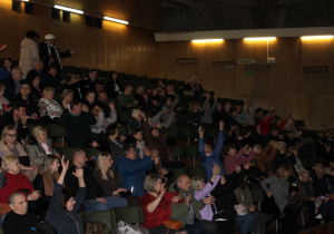 Babcie i dziadkowie podczas zabawy ruchowej.