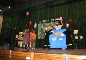 Rodzice dzieci z grupy „Słoneczek” w kolejnej scenie aktorskiej w przedstawieniu pt.: ,, O Tadku Niejadku, babci i dziadku".