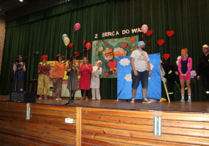 Rodzice aktorzy podczas ostatniej sceny w przedstawieniu wystawianym dla kochanych dziadków.
