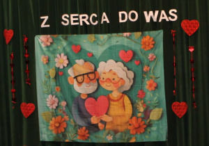 Dekoracja z napisem „Z serca do Was” z okazji dnia Babci i Dziadka.