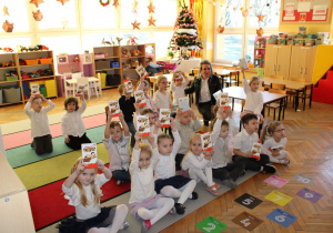 Słoneczka pozują do zdjęcia razem z panią Dyrektor.