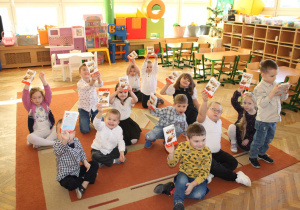 Żabki cieszą się z otrzymanych słodkości.