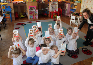 Pani Dyrektor na wspólnym zdjęciu z Biedroneczkami.