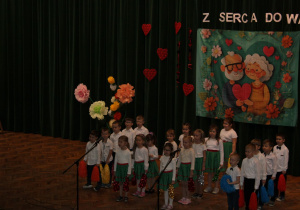 Dzieci z grupy „Krasnoludków” deklamują „Wiersz dla Babci i Dziadka”.