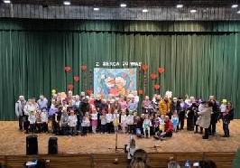 Wspólne zdjęcie „Słoneczek” z Babciami i Dziadkami.