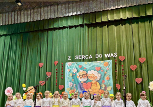 Scena nie onieśmiela 4-latków –tu śmiało uśmiechają się do zgromadzonych babć i dziadków.