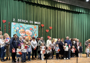 „Żabki” pozują wraz z dziadkami do pamiątkowego zdjęcia.