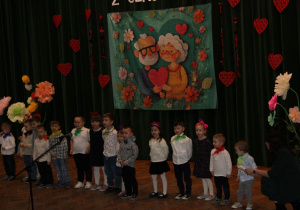 Dzieci z grupy Żabek recytują wiersz pt."Babcia i dziadek".