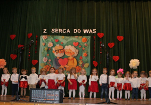 Dzieci z grupy Biedronek recytują wiersz pt."Babcia i dziadek".