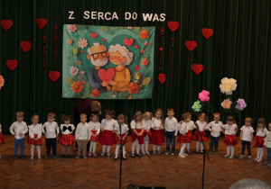 Przedszkolaki śpiewaja piosenkę "Poleczka dla babci i dziadziusia"