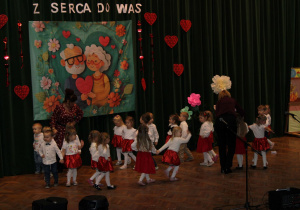 Pani Ania i pani Kamilka ustawiają dzieci do tańca.