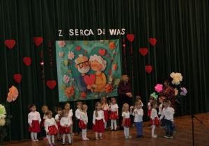 Najmłodsze dzieci tańczą Rusałkę.