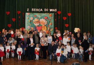 Pamiątkowe zdjęcie z babciami i dziadkami.