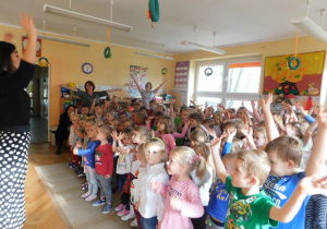 Dzieci w miejscu pokazują ruchy krakowiaka
