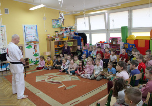 Przedszkolaki z grup „Krasnoludki” i „Misiaczki” witają się z zaproszonym sportowcem.