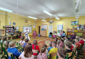 Pan Arek pokazuje jedną z pozycji sztuki walki - karate.