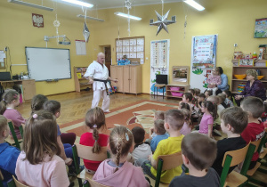 Sportowiec demonstruje pozycję karate.