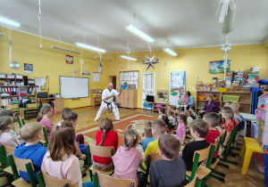 Trener w jednej z charakterystycznych pozycji karate.