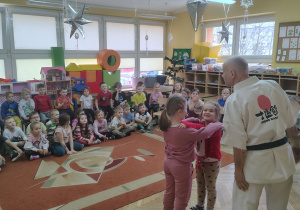 Hania i Kornelcia ćwiczą pod okiem trenera karate.