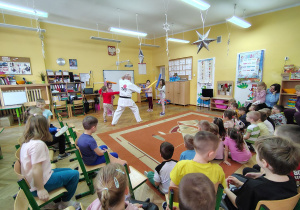 Przedszkolaki uczą się podstaw karate, używając piankowych makaronów.