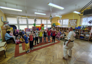 Chłopcy z grupy „Misiaczków” przygotowują się do wykonywania przysiadów.