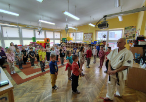 Wspólna medytacja przedszkolaków z trenerem podczas spotkania.