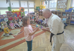 Lila składa podziękowania i laurkę dla pana Arka za spotkanie.