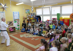 Pan Arek podczas prezentacji techniki karate.