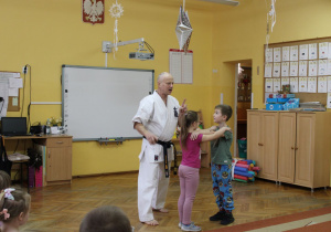 Mali sportowcy w akcji – ćwiczenia pod okiem zaproszonego gościa.