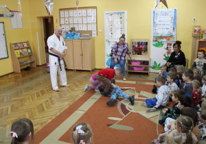 Emma i Igor próbują odwrócić na plecy Doriana.