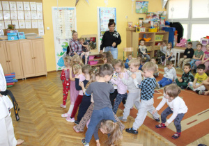 Zabawa w tunelu – „Biedroneczki” pokonują przeszkodę pod nogami kolegów.