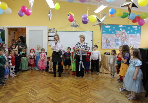 Pani Dyrektor ogłasza, kto został wybrany na króla i królową balu.