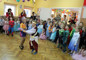 Skoczny taniec pary królewskiej.