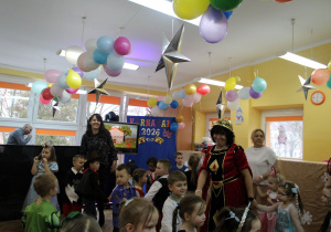 Wspólny taniec z królewską parą.