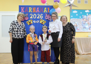 Król i Królowa balu wraz z wychowawcami grupy.
