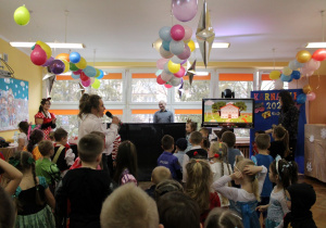 Pani Dyrektor dziękuje DJ-owi Krzysztofowi i uczestnikom balu za wspólną zabawę.