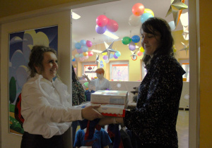 Pani Ewelinka przyjmuje słodkości dla swojej grupy.