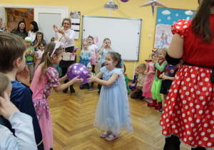 Głośny doping dla dziewczynek walczących o zwycięstwo w konkursie.