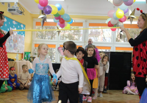 Panie Arleta i Karolina prowadzą kolejny konkurs: przejście pod obniżającą się wstęgą.