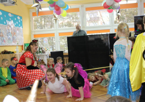 Maja i Hania z grupy Krasnoludków znalazły sposób na przejście bez dotykania obniżonej wstęgi.