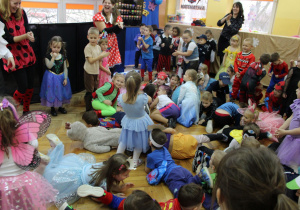 Dzieci tańczą jak… węże.