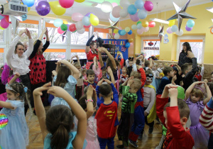 Dzieci tańczą jak… baletnice.