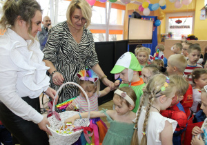 Pani Dyrektor częstuje wszystkich uczestników balu słodką galaretką.