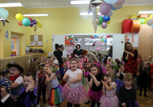 Kolejne gesty zabawy.