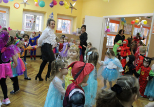 Karnawałowe korowody prowadzone przez Panie.