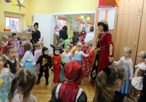 Wesołe tańce w kołach.