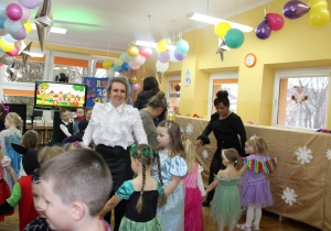 Wspólna zabawa Pani Dyrektor z dziećmi.