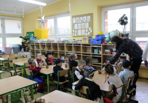 Chwila odpoczynku grupy Żabek przy soczku.