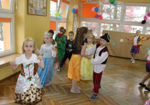 Na tle tańczących dzieci wyróżnia się para: Anastazja z Wojtkiem.