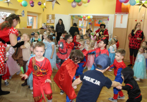 Wspólne tańce dzieci z wszystkich grup.